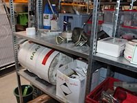 Inhoud vierdelige stelling w.o. bevestigingsmaterialen, werk handschoenen, blikken, isolatiepluggen en glas... - afbeelding 8 van  9