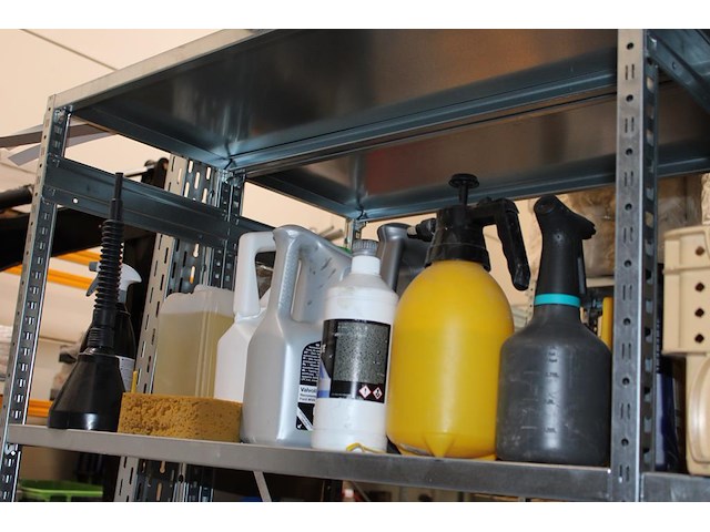 Inhoud vierdelige stelling w.o. bevestigingsmaterialen, werk handschoenen, blikken, isolatiepluggen en glas... - afbeelding 9 van  9