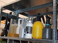 Inhoud vierdelige stelling w.o. bevestigingsmaterialen, werk handschoenen, blikken, isolatiepluggen en glas... - afbeelding 9 van  9