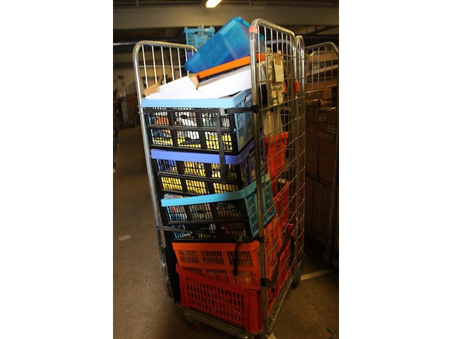 Inhoud volle rolcontainer incl de klapkratjes excl container en orange krat - afbeelding 2 van  9