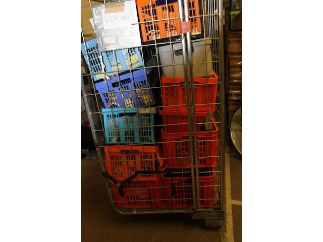 Inhoud volle rolcontainer incl de klapkratjes excl container en orange krat - afbeelding 3 van  9