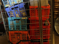 Inhoud volle rolcontainer incl de klapkratjes excl container en orange krat - afbeelding 7 van  9
