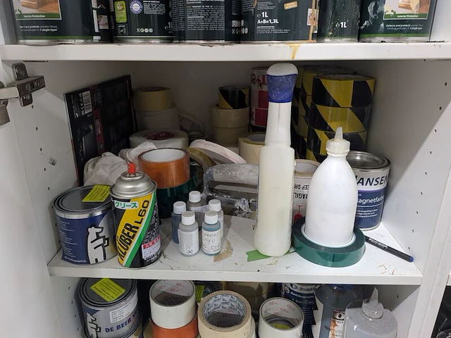 Inhoud werkbank en voorraadkast - afbeelding 3 van  34