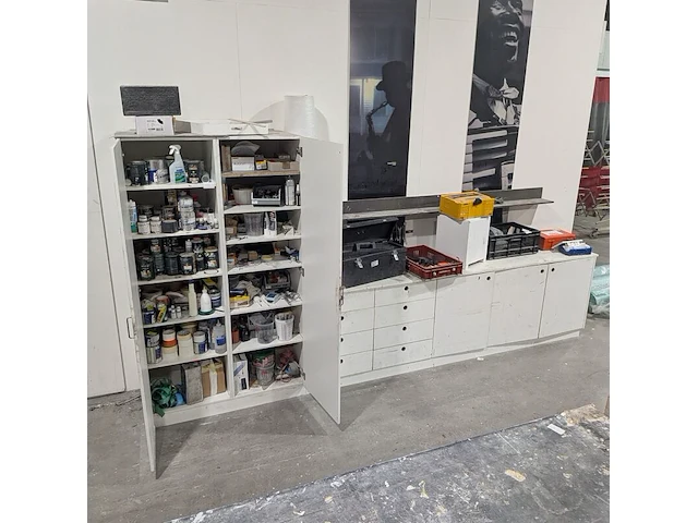 Inhoud werkbank en voorraadkast - afbeelding 1 van  34