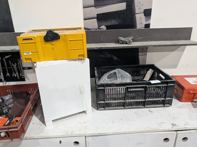 Inhoud werkbank en voorraadkast - afbeelding 13 van  34