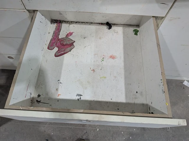 Inhoud werkbank en voorraadkast - afbeelding 21 van  34