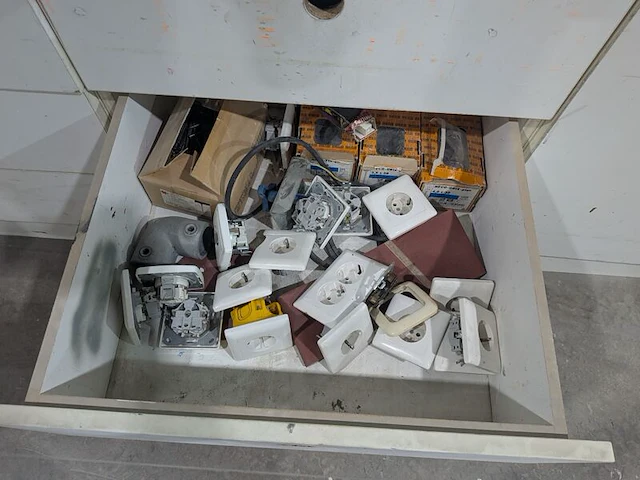 Inhoud werkbank en voorraadkast - afbeelding 22 van  34
