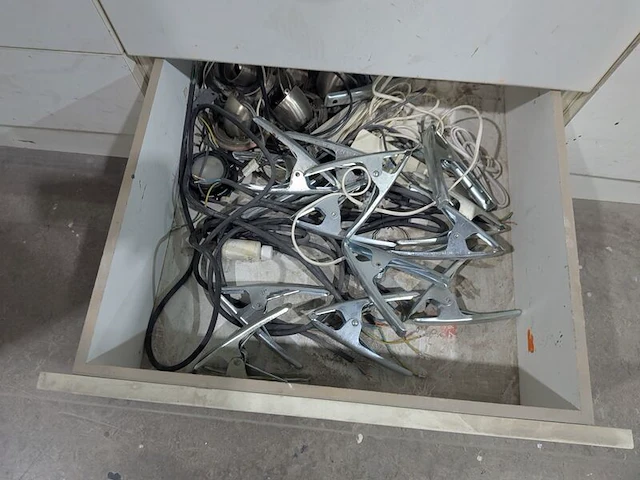 Inhoud werkbank en voorraadkast - afbeelding 24 van  34