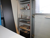 Inhoud werkkast waaronder ladekastje, stofzuigerzakken, schroeven, deuvels en houtreparatie. - afbeelding 1 van  5