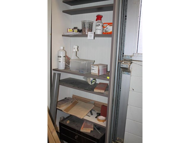 Inhoud werkkast waaronder ladekastje, stofzuigerzakken, schroeven, deuvels en houtreparatie. - afbeelding 2 van  5