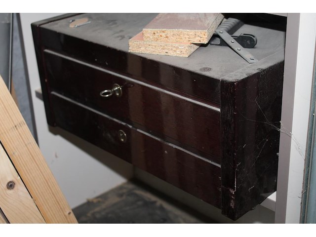 Inhoud werkkast waaronder ladekastje, stofzuigerzakken, schroeven, deuvels en houtreparatie. - afbeelding 3 van  5