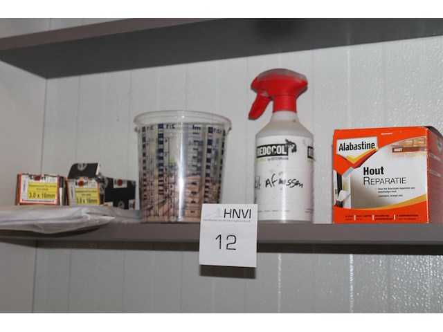 Inhoud werkkast waaronder ladekastje, stofzuigerzakken, schroeven, deuvels en houtreparatie. - afbeelding 4 van  5