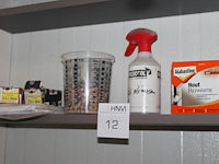 Inhoud werkkast waaronder ladekastje, stofzuigerzakken, schroeven, deuvels en houtreparatie. - afbeelding 4 van  5