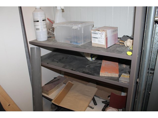 Inhoud werkkast waaronder ladekastje, stofzuigerzakken, schroeven, deuvels en houtreparatie. - afbeelding 5 van  5