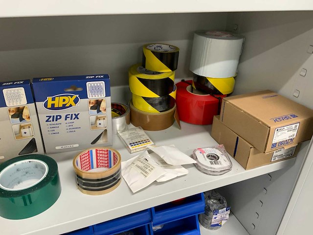 Inhoud werkplaatskast met boren, installatiematerialen, tapes, etc. (2x) - afbeelding 2 van  21