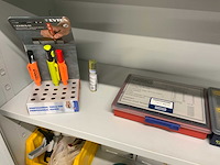 Inhoud werkplaatskast met boren, installatiematerialen, tapes, etc. (2x) - afbeelding 4 van  21