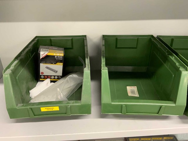 Inhoud werkplaatskast met boren, installatiematerialen, tapes, etc. (2x) - afbeelding 5 van  21