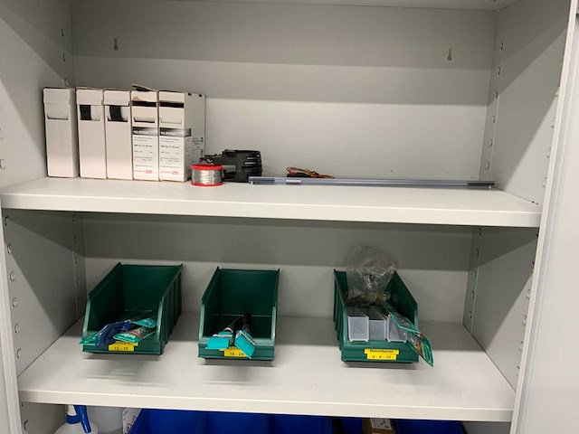 Inhoud werkplaatskast met boren, installatiematerialen, tapes, etc. (2x) - afbeelding 6 van  21