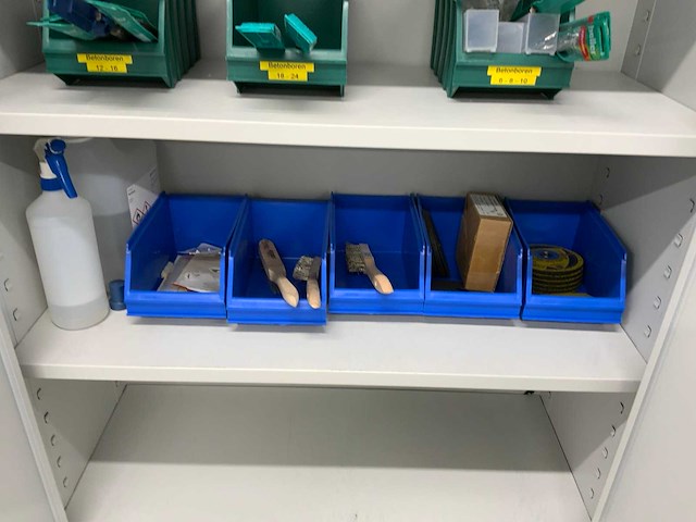 Inhoud werkplaatskast met boren, installatiematerialen, tapes, etc. (2x) - afbeelding 7 van  21