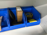 Inhoud werkplaatskast met boren, installatiematerialen, tapes, etc. (2x) - afbeelding 8 van  21
