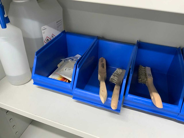 Inhoud werkplaatskast met boren, installatiematerialen, tapes, etc. (2x) - afbeelding 9 van  21