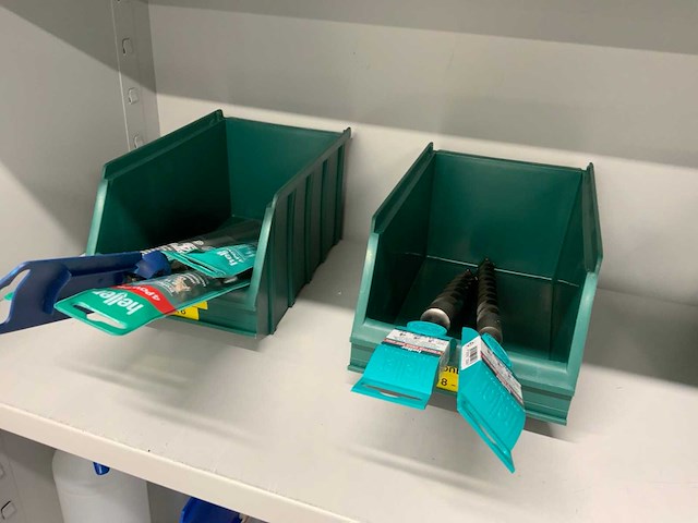Inhoud werkplaatskast met boren, installatiematerialen, tapes, etc. (2x) - afbeelding 10 van  21