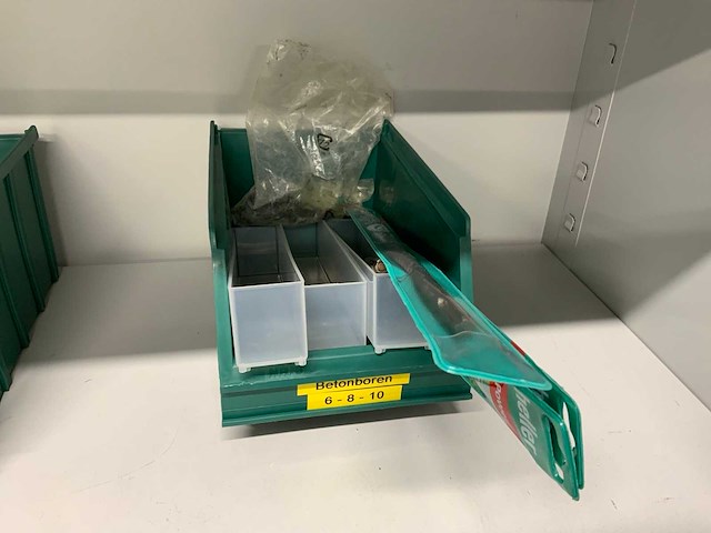 Inhoud werkplaatskast met boren, installatiematerialen, tapes, etc. (2x) - afbeelding 11 van  21