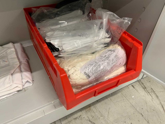 Inhoud werkplaatskast met boren, installatiematerialen, tapes, etc. (2x) - afbeelding 17 van  21