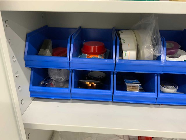Inhoud werkplaatskast met boren, installatiematerialen, tapes, etc. (2x) - afbeelding 18 van  21