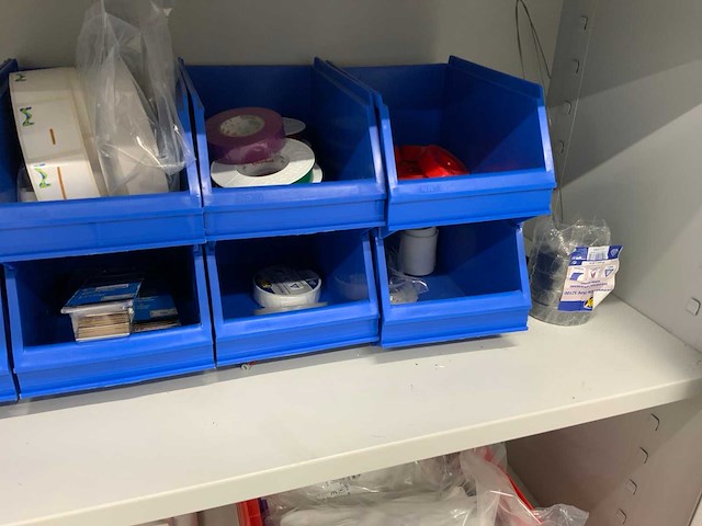 Inhoud werkplaatskast met boren, installatiematerialen, tapes, etc. (2x) - afbeelding 19 van  21