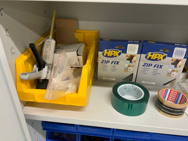 Inhoud werkplaatskast met boren, installatiematerialen, tapes, etc. (2x) - afbeelding 21 van  21