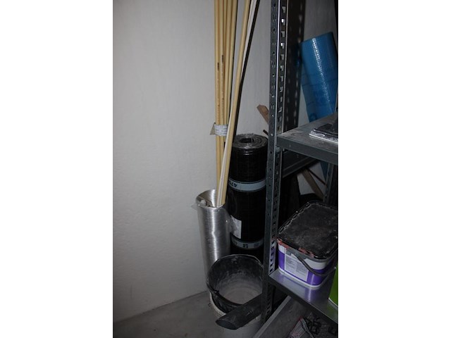 Inhoud zesdelige stelling w.o. elektra, kitten, verhuisdekens, isolatie, mortels enz. in en achter stelling. - afbeelding 2 van  16