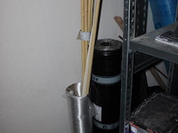 Inhoud zesdelige stelling w.o. elektra, kitten, verhuisdekens, isolatie, mortels enz. in en achter stelling. - afbeelding 2 van  16