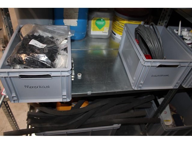 Inhoud zesdelige stelling w.o. elektra, kitten, verhuisdekens, isolatie, mortels enz. in en achter stelling. - afbeelding 3 van  16