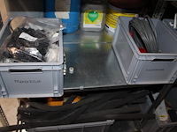 Inhoud zesdelige stelling w.o. elektra, kitten, verhuisdekens, isolatie, mortels enz. in en achter stelling. - afbeelding 3 van  16