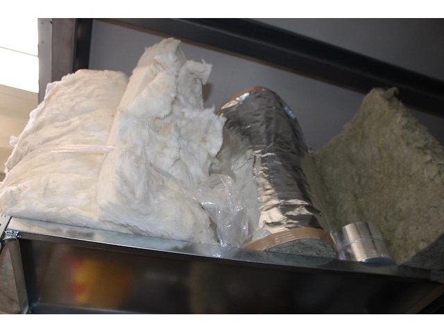 Inhoud zesdelige stelling w.o. elektra, kitten, verhuisdekens, isolatie, mortels enz. in en achter stelling. - afbeelding 4 van  16