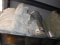 Inhoud zesdelige stelling w.o. elektra, kitten, verhuisdekens, isolatie, mortels enz. in en achter stelling. - afbeelding 4 van  16