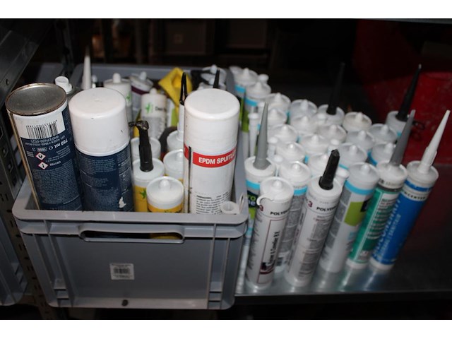 Inhoud zesdelige stelling w.o. elektra, kitten, verhuisdekens, isolatie, mortels enz. in en achter stelling. - afbeelding 5 van  16