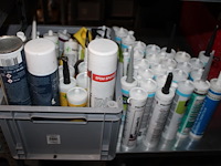 Inhoud zesdelige stelling w.o. elektra, kitten, verhuisdekens, isolatie, mortels enz. in en achter stelling. - afbeelding 5 van  16