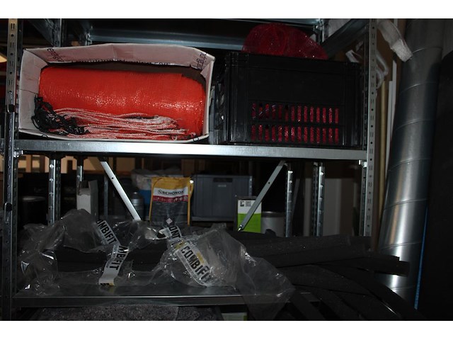 Inhoud zesdelige stelling w.o. elektra, kitten, verhuisdekens, isolatie, mortels enz. in en achter stelling. - afbeelding 6 van  16