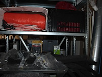 Inhoud zesdelige stelling w.o. elektra, kitten, verhuisdekens, isolatie, mortels enz. in en achter stelling. - afbeelding 6 van  16