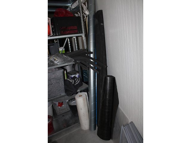 Inhoud zesdelige stelling w.o. elektra, kitten, verhuisdekens, isolatie, mortels enz. in en achter stelling. - afbeelding 7 van  16