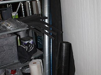 Inhoud zesdelige stelling w.o. elektra, kitten, verhuisdekens, isolatie, mortels enz. in en achter stelling. - afbeelding 7 van  16