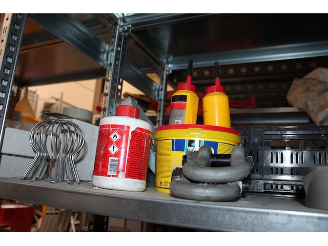 Inhoud zesdelige stelling w.o. elektra, kitten, verhuisdekens, isolatie, mortels enz. in en achter stelling. - afbeelding 8 van  16