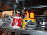 Inhoud zesdelige stelling w.o. elektra, kitten, verhuisdekens, isolatie, mortels enz. in en achter stelling. - afbeelding 8 van  16