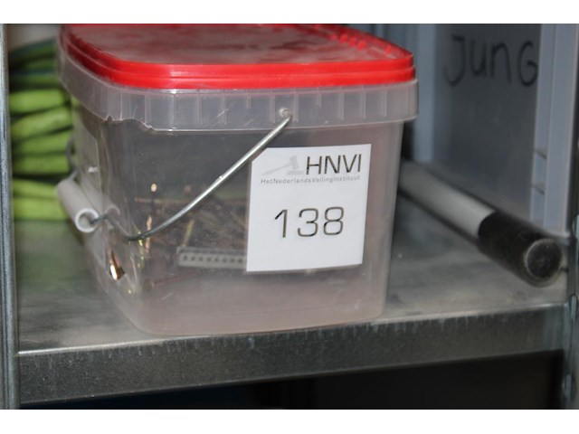 Inhoud zesdelige stelling w.o. elektra, kitten, verhuisdekens, isolatie, mortels enz. in en achter stelling. - afbeelding 1 van  16