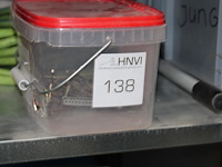 Inhoud zesdelige stelling w.o. elektra, kitten, verhuisdekens, isolatie, mortels enz. in en achter stelling. - afbeelding 1 van  16