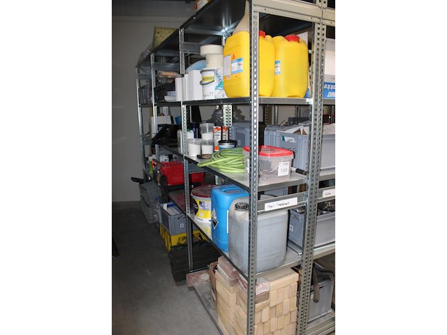 Inhoud zesdelige stelling w.o. elektra, kitten, verhuisdekens, isolatie, mortels enz. in en achter stelling. - afbeelding 9 van  16