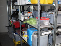 Inhoud zesdelige stelling w.o. elektra, kitten, verhuisdekens, isolatie, mortels enz. in en achter stelling. - afbeelding 9 van  16