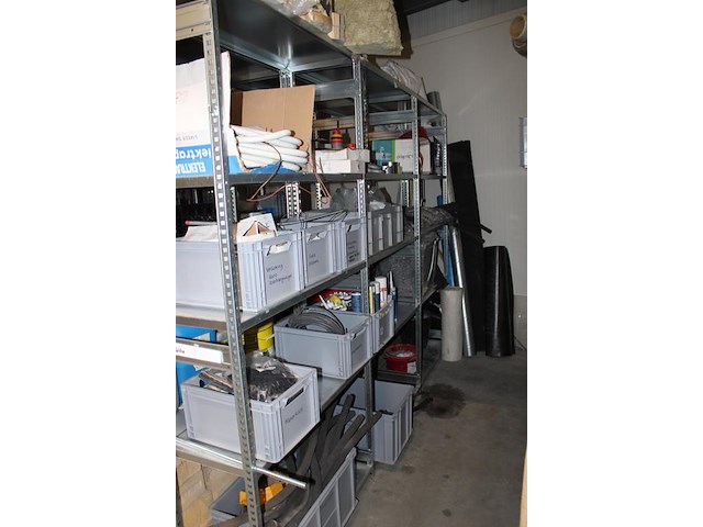 Inhoud zesdelige stelling w.o. elektra, kitten, verhuisdekens, isolatie, mortels enz. in en achter stelling. - afbeelding 10 van  16